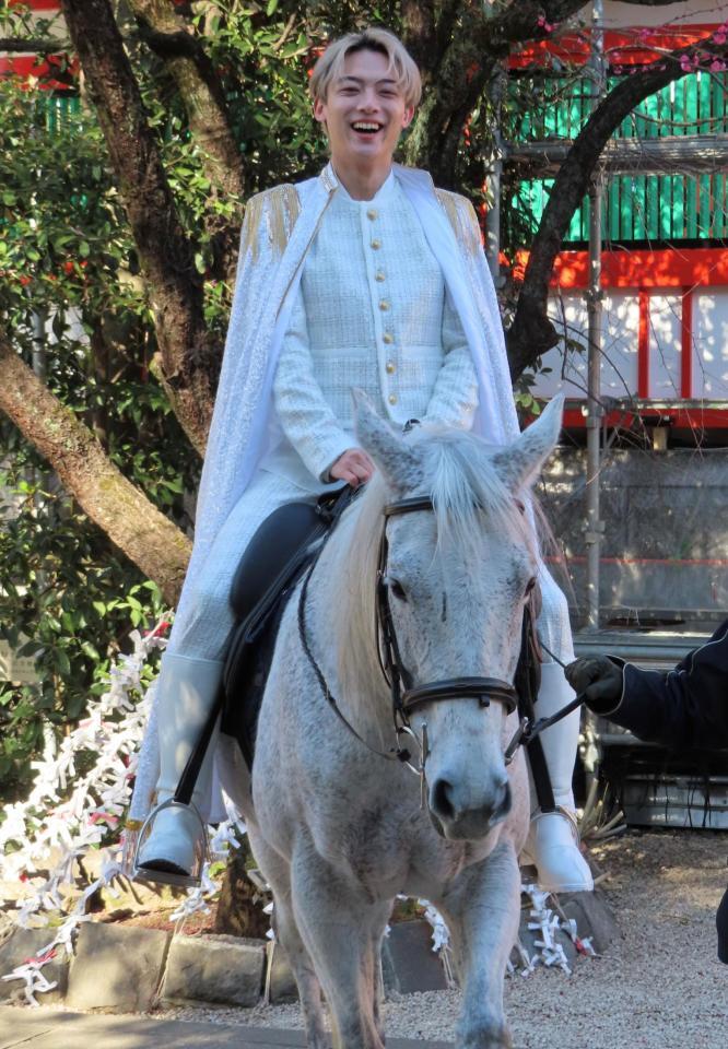 王子様衣装で白馬にまたがる辰巳ゆうと