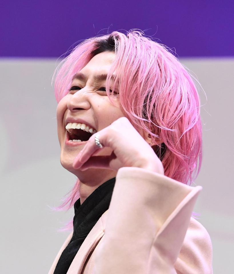 笑顔で蛇ポーズをする佐久間大介（撮影・園田高夫）