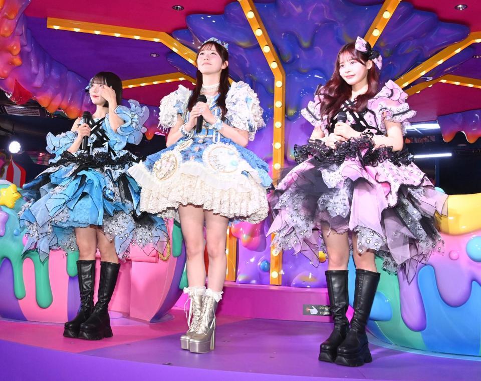 オープニングイベントに参加する（左から）ＣＡＮＤＹ　ＴＵＮＥ・福山梨乃、ＦＲＵＩＴＳ　ＺＩＰＰＥＲ・真中まな、ＣＡＮＤＹ　ＴＵＮＥ・村川緋杏（撮影・持木克友）