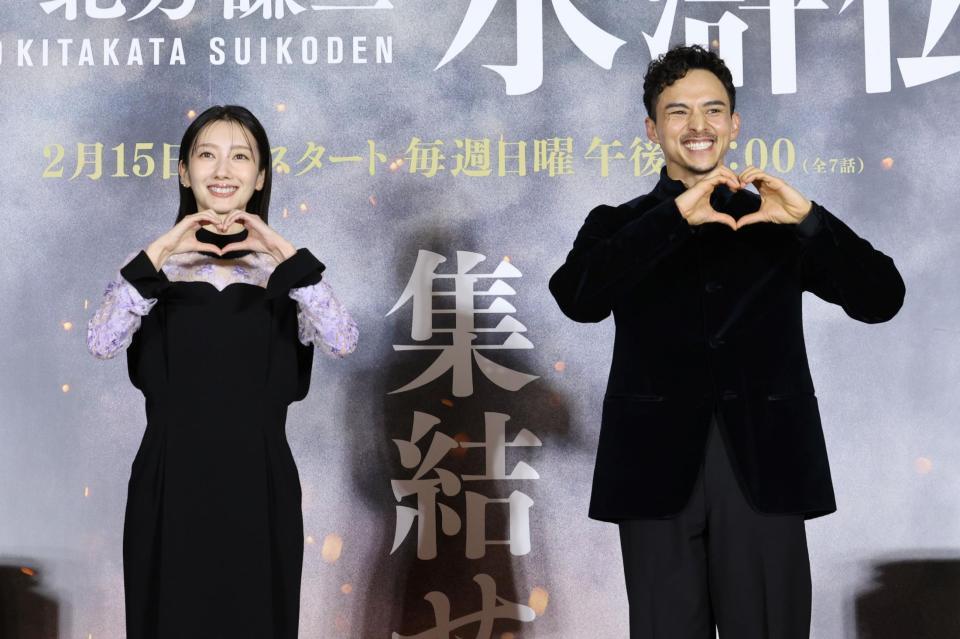 ハートポーズを作り笑顔で撮影に応じた波瑠（左）と満島真之介