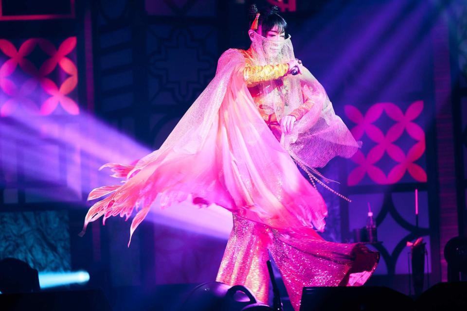 オリエンタルをテーマにしたステージを繰り広げた松任谷由実（撮影・後藤倫人）