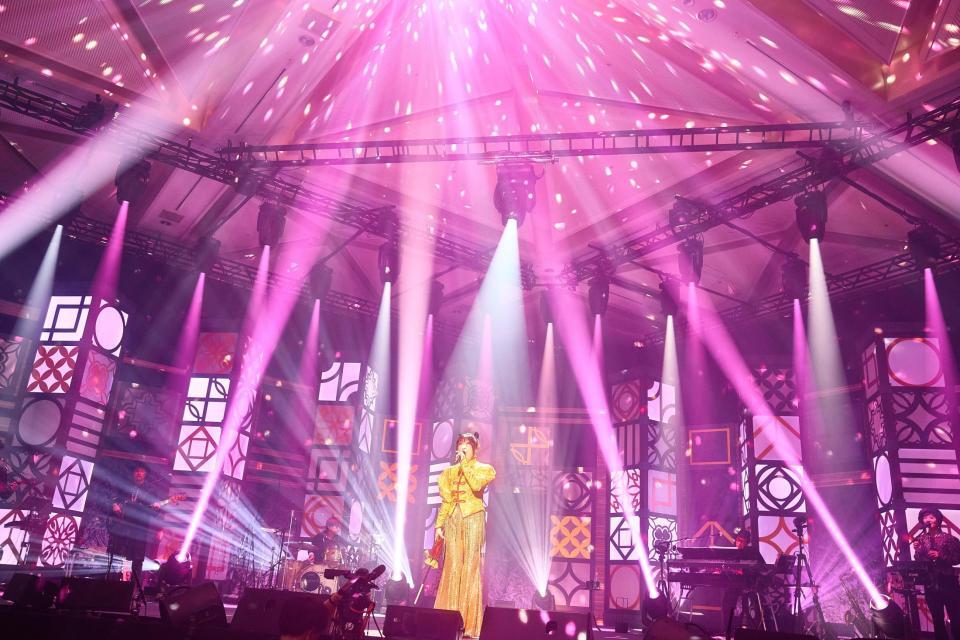 オリエンタルをテーマにしたステージを繰り広げた松任谷由実（撮影・後藤倫人）