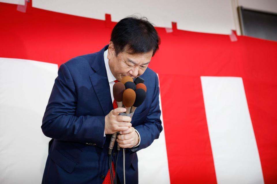 佐賀１区で敗北し、一礼する減税ゆうこく連の原口共同代表＝８日午後11時35分、佐賀市