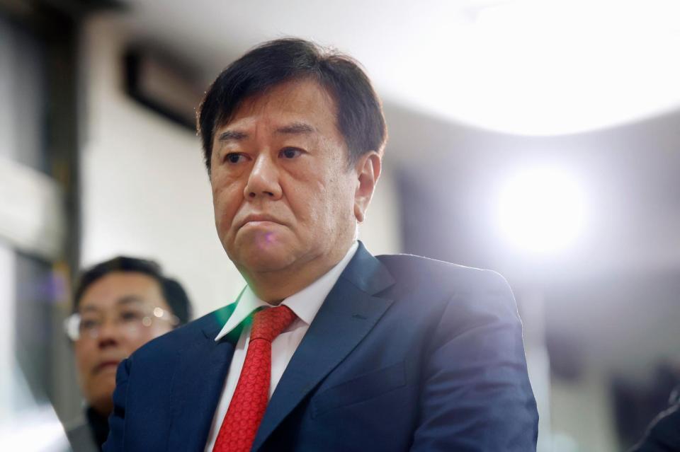 開票速報を見る減税ゆうこく連の原口共同代表＝８日午後８時８分、佐賀市