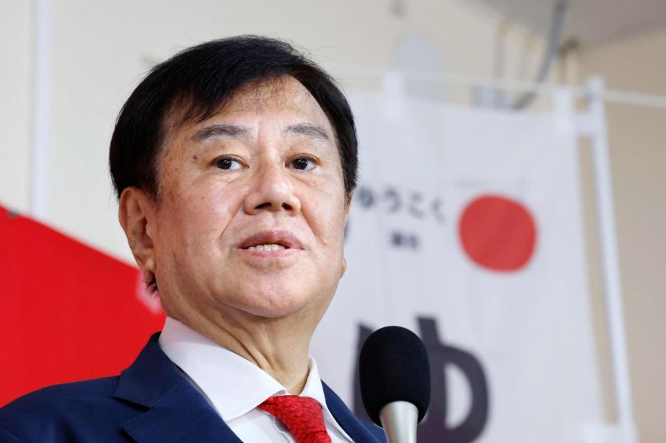 メディアのインタビューに答える減税ゆうこく連の原口共同代表＝８日午後９時36分、佐賀市