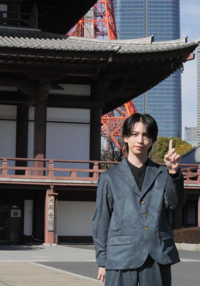 メジャー初シングルにかけて「１」のポーズで撮影に応じた岩橋玄樹＝東京・増上寺