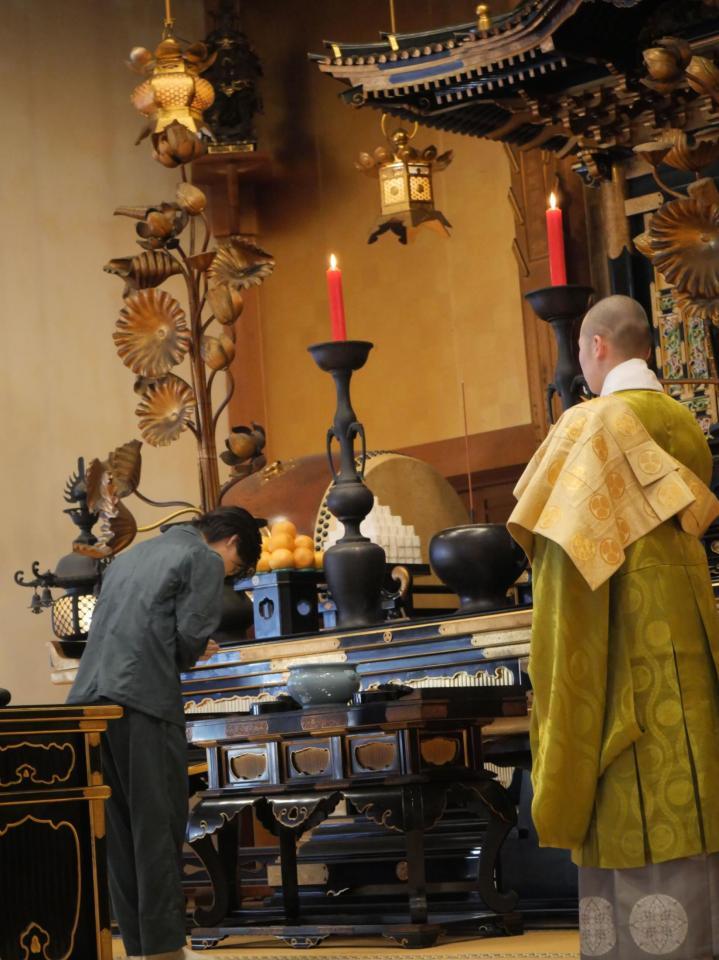 ヒット祈願を行う岩橋玄樹＝東京・増上寺