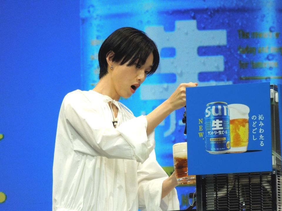 芸能　「サントリー生ビール」新ＣＭ発表会で人生初のビールサーバーに挑戦した河合優実