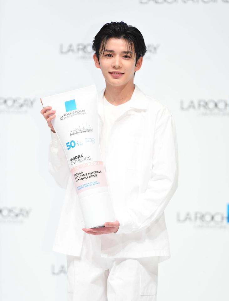 商品を手にポーズをとるなにわ男子の長尾謙杜（撮影・開出牧）