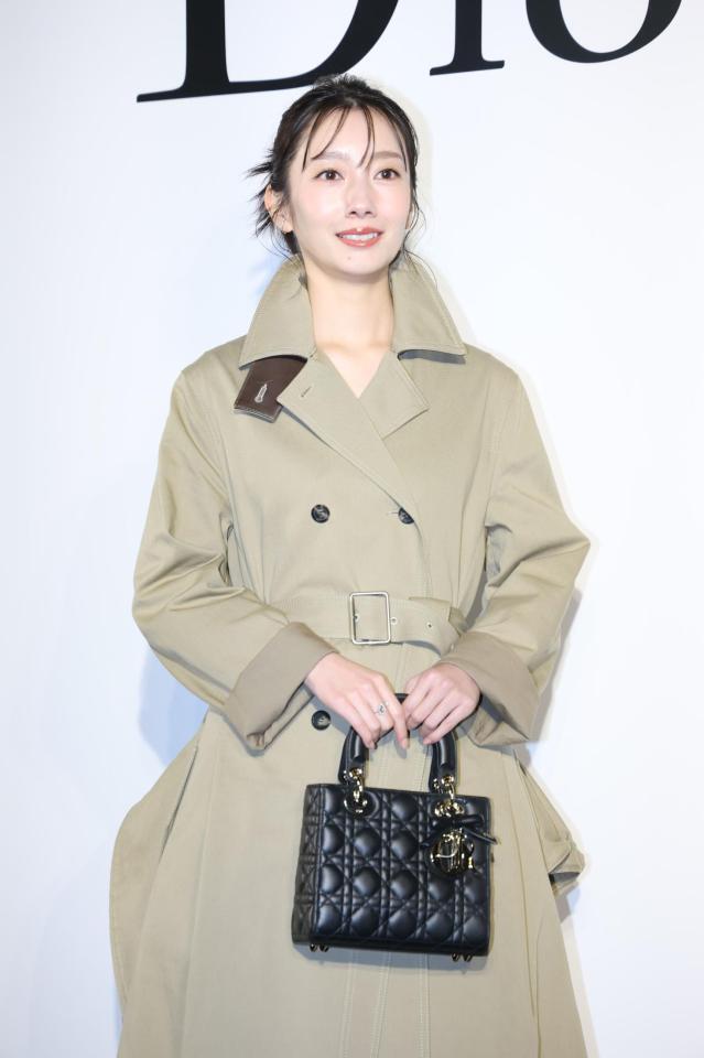 ポーズをきめる波瑠（撮影・金田祐二）