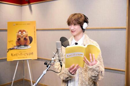 アフレコを行う宮田俊哉