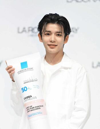 　肌へのこだわりを語った長尾謙杜（撮影・開出牧）