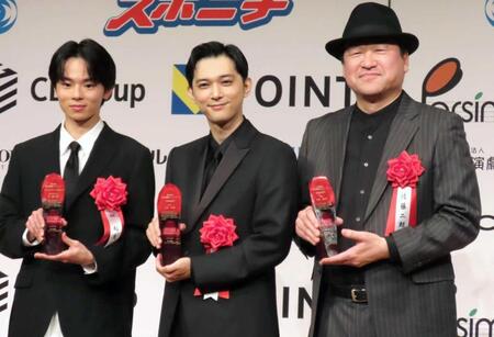 　贈呈式に出席した（左から）林裕太、吉沢亮、佐藤二朗