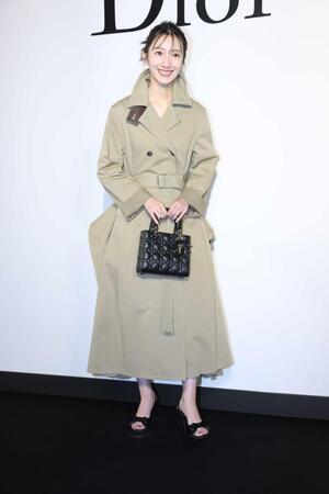 ポーズをきめる波瑠（撮影・金田祐二）