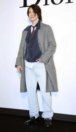 ポーズをきめる山下智久（撮影・金田祐二）