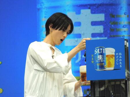 芸能　「サントリー生ビール」新ＣＭ発表会で人生初のビールサーバーに挑戦した河合優実