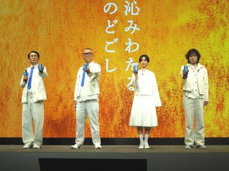 芸能　「サントリー生ビール」新ＣＭ発表会に出席した（左から）シソンヌじろう・長谷川忍、河合優実、斉藤和義