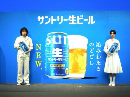 「サントリー生ビール」新ＣＭ発表会に出席した（左から）斉藤和義、河合優実＝東京・コレド室町テラス