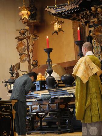 ヒット祈願を行う岩橋玄樹＝東京・増上寺