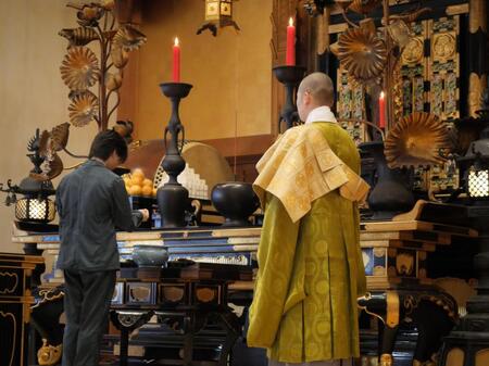 ヒット祈願を行う岩橋玄樹＝東京・増上寺