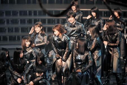 ２０１７年の紅白歌合戦、ポーズをきめる内村光良の脇で倒れる欅坂４６のメンバー