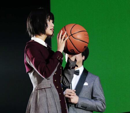フリースロー対決で出場した欅坂４６の平手友梨奈＝２０１７年３月