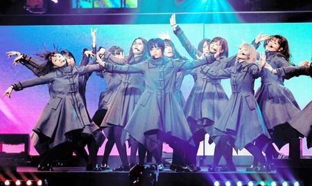華麗なダンスを披露する平手友梨奈（中央）ら欅坂４６＝２０１９年５月