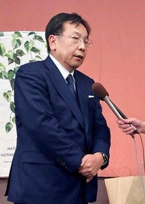 埼玉５区で敗北し、取材に応じる中道改革連合の枝野幸男氏＝９日