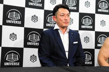 プロレスデビュー戦後に会見した川松真一朗都議＝２０２２年８月
