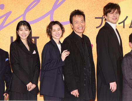 完成披露試写会に登壇した（左から）松本穂香、米倉涼子、遠藤憲一、城田優（撮影・石井剣太郎）