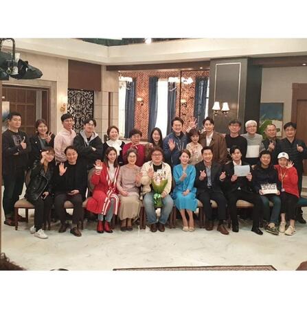 チョン・ウヌさんの公式インスタグラム＠ｅｕｎ＿ｗｏｏ１０９より　人気ドラマ「たった一人の私の味方」でのオフショット（後列右から５人目）