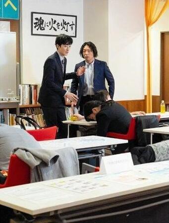 左が濱正悟。「元科捜研の主婦」の公式インスタグラム＠ｔｘ＿ｄｒａｍａ９より