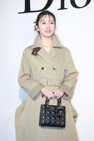 ポーズをきめる波瑠（撮影・金田祐二）