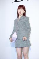 ポーズをきめるアイナ・ジ・エンド（撮影・金田祐二）