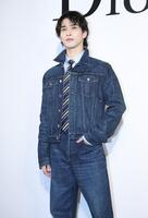 ポーズをきめる横浜流星（撮影・金田祐二）