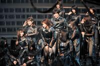 ２０１７年の紅白歌合戦、ポーズをきめる内村光良の脇で倒れる欅坂４６のメンバー