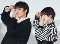 「さんかく窓のポーズ」を決める岡田将生（左）、平手友梨奈＝２０２１年１月