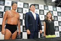 試合後に会見した西村修、川松真一朗都議、今井絵理子参院議員＝２０２２年８月