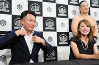 川松真一朗都議（左）のプロレスデビュー戦に、今井絵理子参院議員もかけつけた＝２０２２年８月