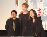 映画「神社　悪魔のささやき」公開記念舞台あいさつに登壇した（左から）熊切和嘉監督、ジェジュン、木野花