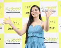 手を振る清埜きり（撮影・石井剣太郎）