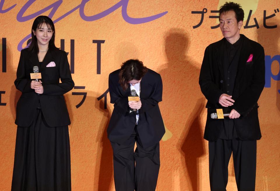 完成披露試写会に登壇した米倉涼子（中央）＝撮影・石井剣太郎