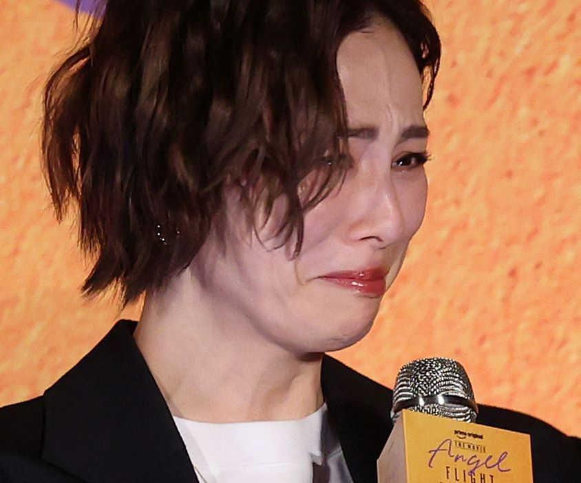 涙をこらえる米倉涼子