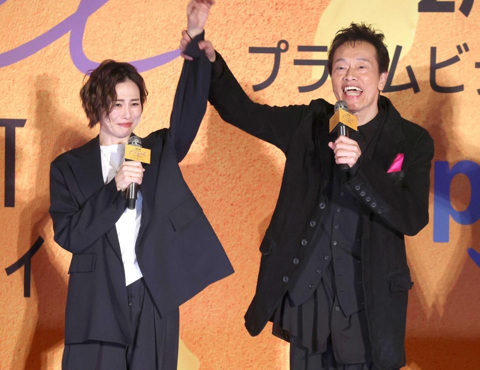 完成披露試写会に登壇した米倉涼子（左）と遠藤憲一（撮影・石井剣太郎）