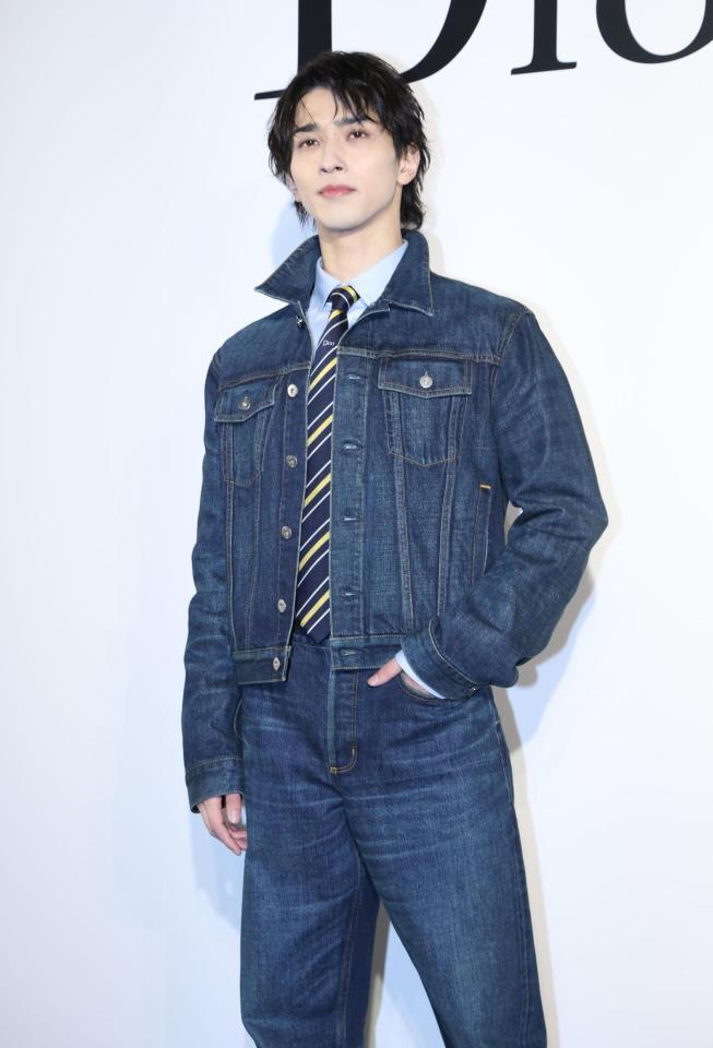 ポーズをきめる横浜流星（撮影・金田祐二）