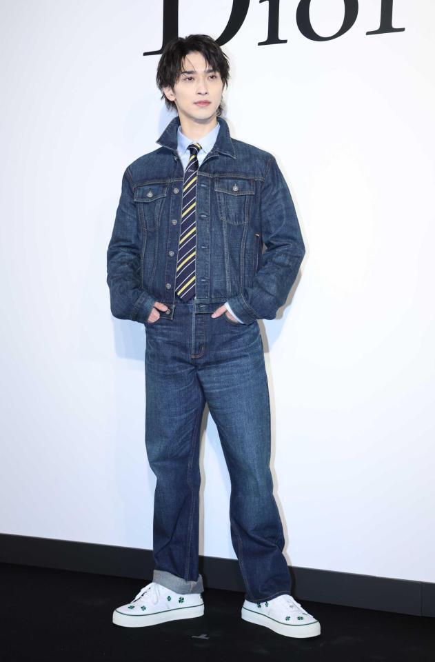 ポーズをきめる横浜流星（撮影・金田祐二）