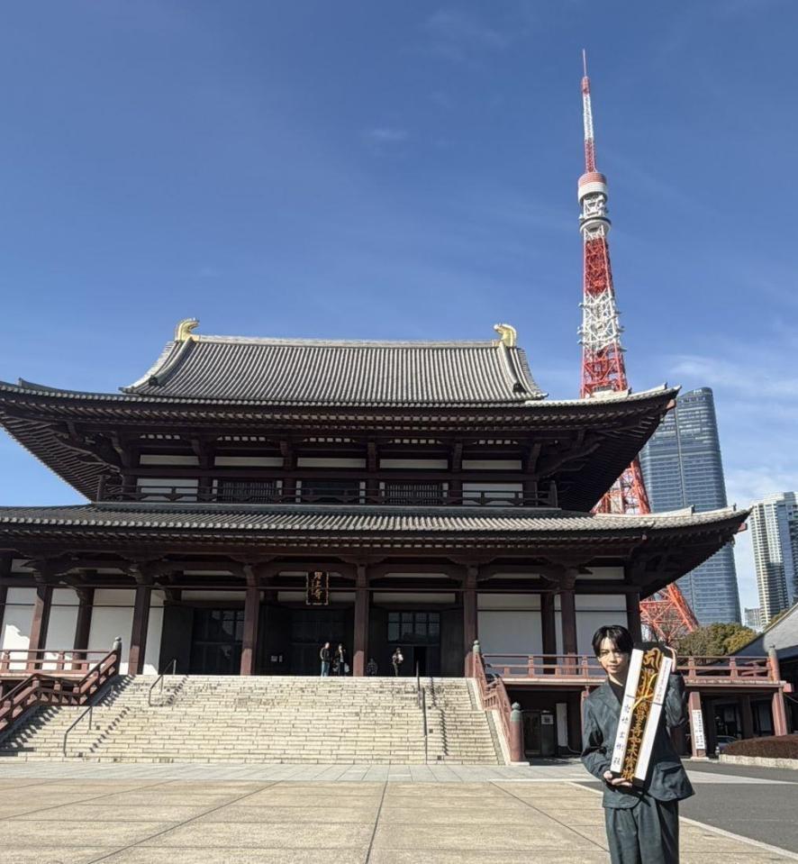 増上寺と東京タワーをバックに撮影に応じた岩橋玄樹＝東京・増上寺