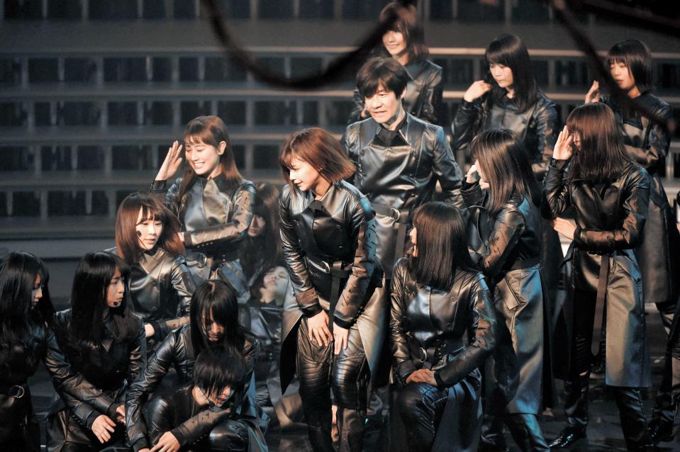 ２０１７年の紅白歌合戦、ポーズをきめる内村光良の脇で倒れる欅坂４６のメンバー