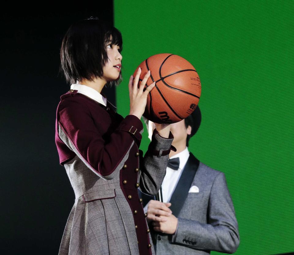 フリースロー対決で出場した欅坂４６の平手友梨奈＝２０１７年３月
