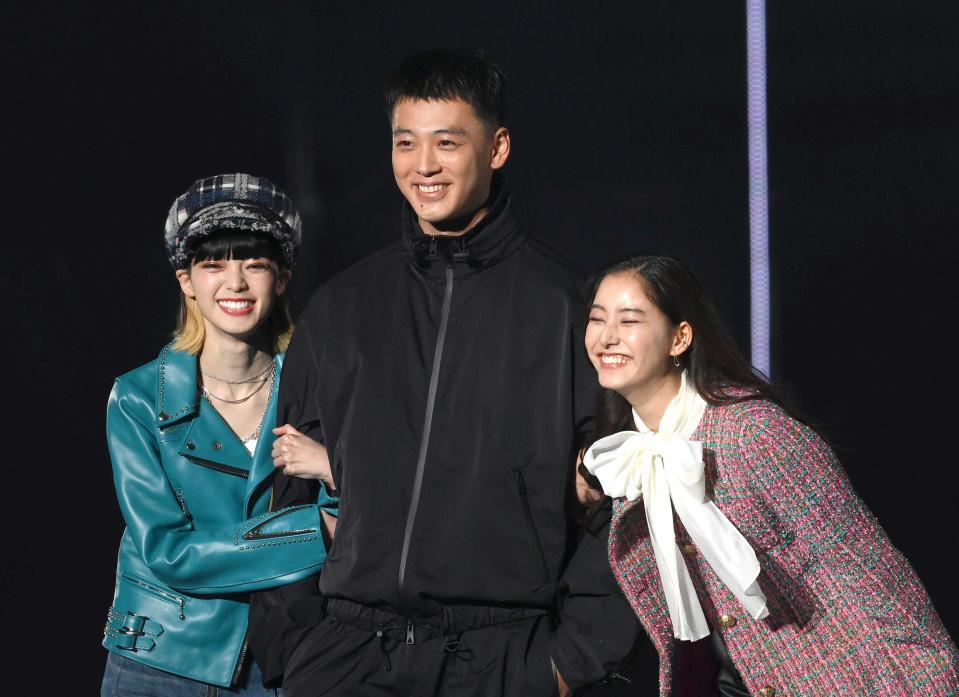 東京ガールズコレクションに登場した（左から）平手友梨奈、竹内涼真、新木優子＝２０２２年９月